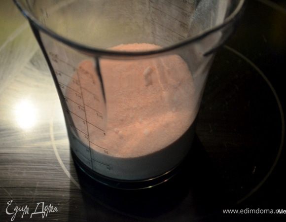 Разогреть духовку до 130 гр.
Смешать сахар с желатином.
Приготовим 4 жаропрочные порционных горшочка с широким горлом. Выложим на дно 4 по размеру горшка бумагу для выпечки. Смажем слегка маслом.