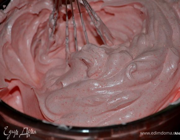 В другой емкости чистой  стеклянной взбивать белки 5 мин. на высокой скорости до мягких пиков. Добавлять затем по 1 стол.л смеси желатина и сахара.
Добавить лимон.сок, крахмал.