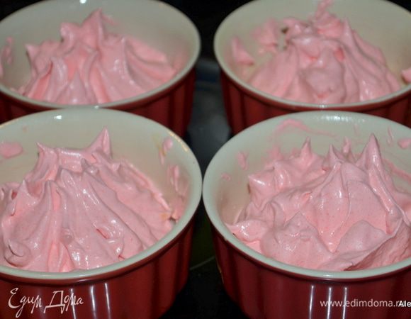 Выложим лопаткой в каждый горшок взбитые белки. Поставим в духовку на 1,5 часа. Полностью дадим остыть.