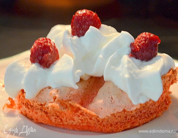 Подаем со сливками и ягодами. Приятного аппетита.