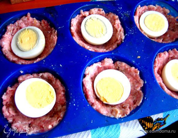 Далее спрячем в центре по половинке варёного яйца типа сюрприза)))