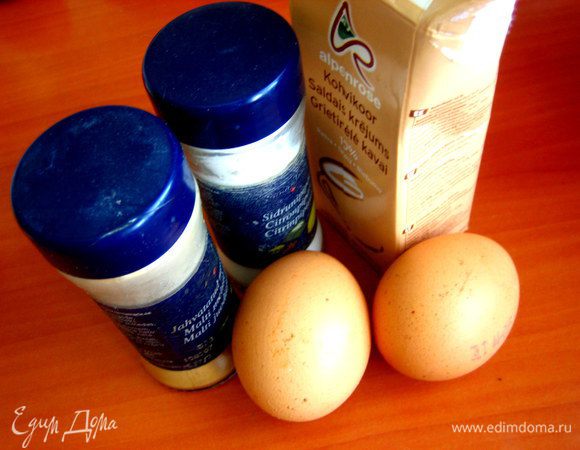 Для лапши нужны 1-2 сырых яйца и немного сливок (молока)...