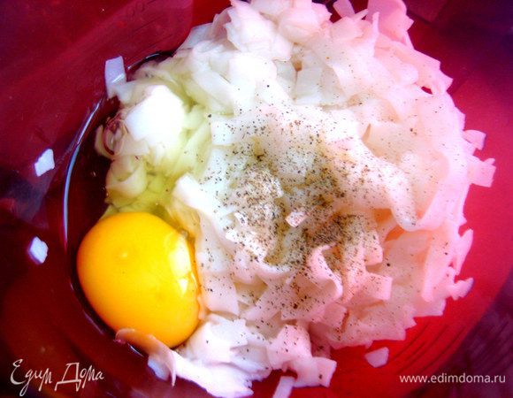 Вбиваем яйцо,солим,перчим...,перемешиваем.