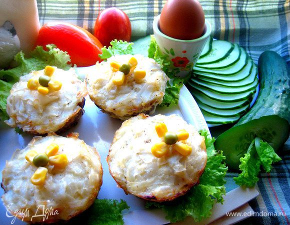 Подаём сразу со свежими овощами на листьях салата.