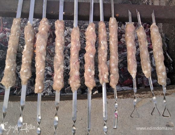 Взять фарш отбить в руках котлету, смочить руку в холодной воде и нанизать на шампур формируя колбаску, смачивая периодически руку. .
И так по очереди. После отставить можно в холодильник минут на 20.  
И ставим готовить на мангал.
