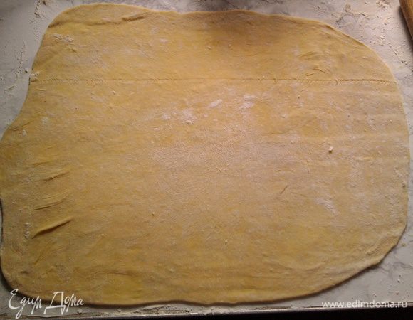Замешать тесто, отбить, смазать маслом и отложить в сторону в миску накрыть пленкой.
Полотенце присыпать мукой, и на нем раскатать тесто в прямоугольник. 