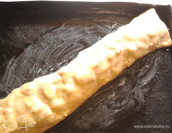 Выложить на противень смазанный маслом. Выложить штрудель швом вниз, смазать яйцом.  (по рецепту смазать яйком, я смазала сливочным маслом, и когда достала ещё раз смазала слив. маслом и присыпала мелким сах. песком)



В духовку 190*, 30 мин. 