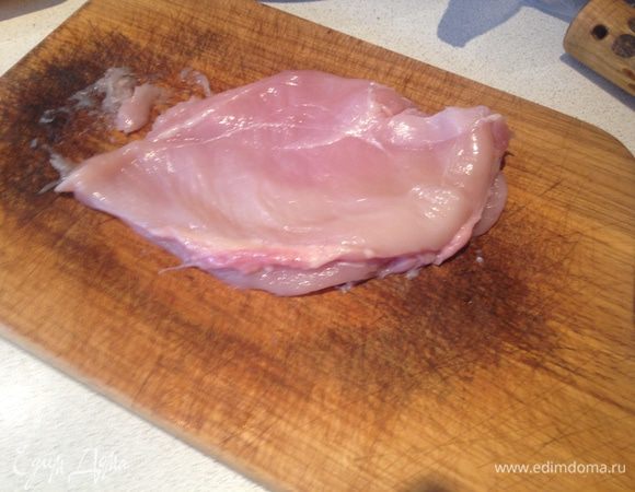 Отбейте куриное филе.