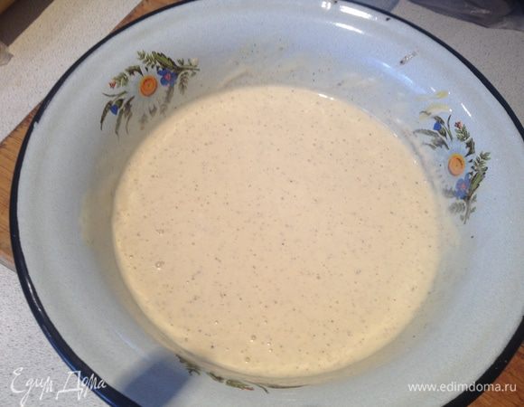 Чеснок раздавите ножом и мелко нарежьте. Взбейте до получения однородной массы майонез, яйцо, соль и перец. Добавить чеснок.