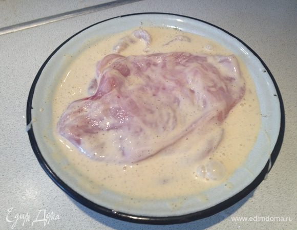 Положите отбивное в эту смесь, перемешайте и дайте настоятся 20 минут.