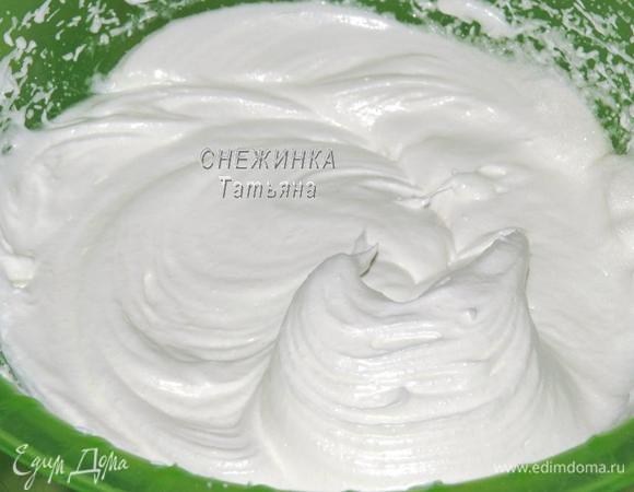 Для бисквита отделяем белки от желтков. Взбиваем белки миксером до устойчивых «пик». Продолжая взбивать, водим сахар, взбиваем до очень устойчивой гладкой пены.