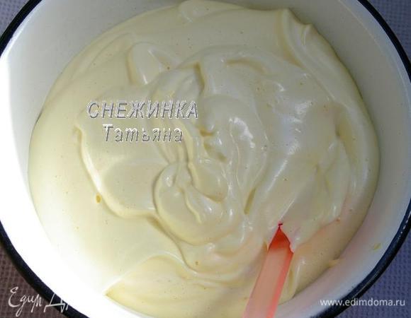 Продолжая взбивать, по одному вводим желтки. Снова очень хорошо взбиваем (это главная задача!), должна получиться пышная упругая масса.