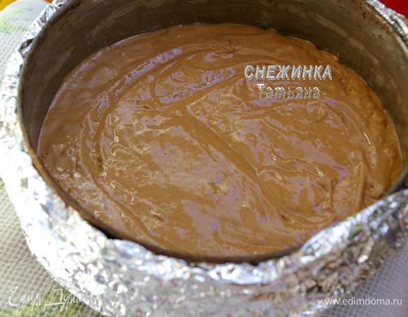 Отдельно просеиваем муку с разрыхлителем. Шоколад растапливаем на водяной бане, остужаем. В белковую массу вводим половину муки и половину шоколада, аккуратно перемешиваем лопаточкой снизу вверх. Затем вводим оставшуюся муку и шоколад, снова аккуратно и быстро перемешиваем. На дно формы для выпечки выкладываем бумагу, смазанную маслом. Я, как всегда, обернула форму мокрым полотенчиком, завёрнутым в фольгу, для равномерного выпекания. Выкладываем тесто равномерно в форму. 
