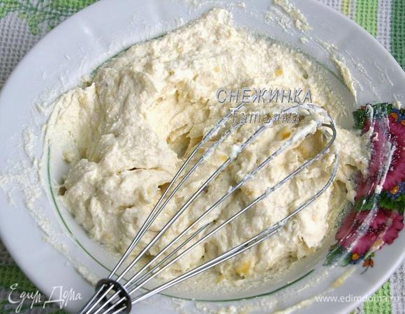 Для крема творог перетираем через сито. Банан разминаем вилкой и соединяем с творогом. Растираем массу венчиком.
