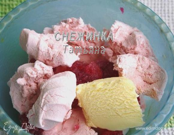 В мисочку разламываем на кусочки зефир и мармелад, добавляем 1 ст.л. молока и сливочного масла. Ставим в микроволновку на 30 секунд.