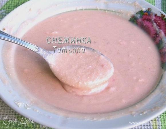 Добавляем их к творожной массе и взбиваем всё погружным блендером или миксером.