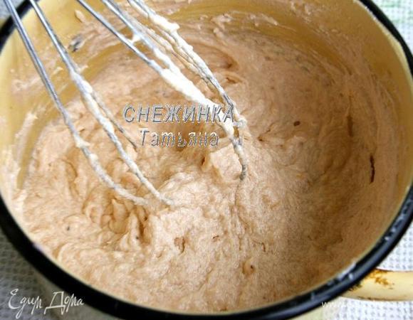 К хорошо размягчённому сливочному маслу по 2 ст.л. вводим полученную массу, взбивая венчиком или даже ложкой, а можно и миксером на невысокой скорости. Полученный крем оставляем.