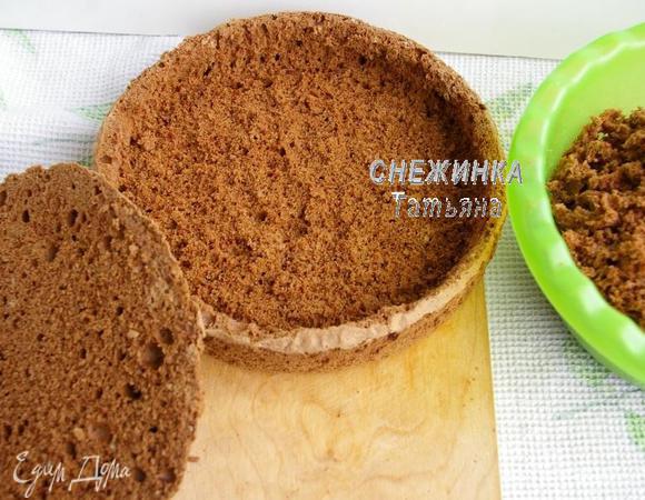 У бисквита срезаем «крышечку», высотой около 1 см. Из оставшегося бисквита делаем «коробочку». Для этого вынимаем внутренность бисквита, оставив низ высотой 0,5-1 см, и бока, шириной 0,5-1 см. Удобнее всего надрезать бисквит по окружности, оставив необходимую ширину от краёв, а затем руками вынуть мякиш.