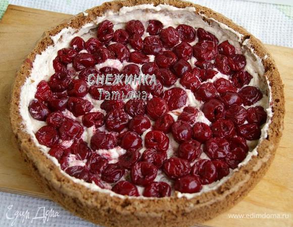 Внутри коробочку обмазыванием небольшим количеством крема. Раскладываем плотно вишню, естественно без косточек. У меня была мороженая вишня, я её предварительно разморозила. Сверху также немного смазываем вишню кремом, чтобы шарики, которые мы будем потом укладывать, хорошо с ней «склеились».