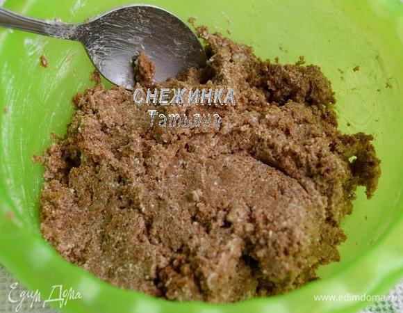 Вынутый мякиш растираем пальцами. Затем добавляем к нему крем, но не весь, а столько, чтобы из массы можно было лепить, при этом она не была слишком мокрая и хорошо держала форму.