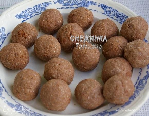 Из полученной массы лепим шарики, не очень большие, но одинакового размера. 