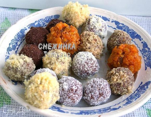 Каждый шарик обваливаем в разной обсыпке. Если она не хочет прилипать плотно, можно шарик сверху немного смазать кремом. У меня тут ещё появилась измельчённая курага, захотелось ещё и её использовать))