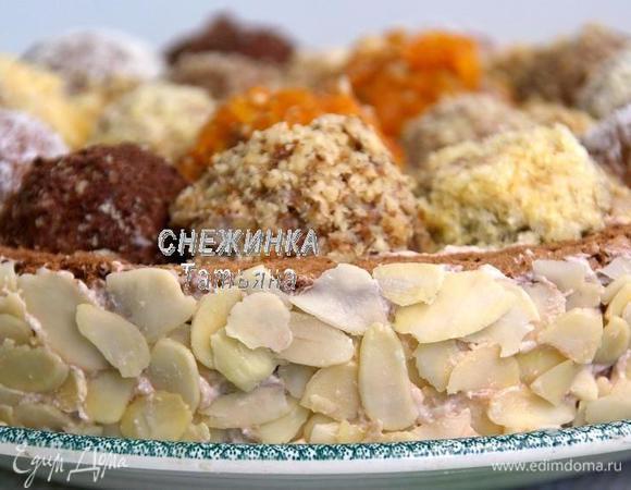 Для оформления боков, смазываем их небольшим слоем крема и обсыпаем миндальными лепестками.