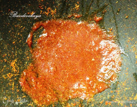 2.	Шафран растереть в ступке  в пудру. Добавить 1 ч.л. воды, перемешать до получения кашицы.