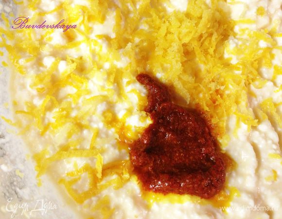 3.	Натереть цедру с половины лимона в творожную смесь, добавить шафран и 3 ст. л. Муки. Тщательно перемешать. Смесь не должна получиться слишком густой (крутой). Но если Вам кажется консистенция слишком жидкой, добавьте манку, но не муку. Иначе вареники получатся слишком резиновыми.