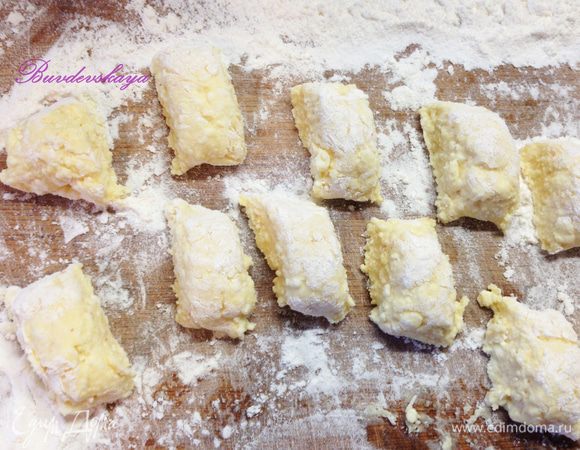 5.	Скатать колбаску и нарезать ее на небольшие кусочки примерно по 2 см. Вареники не должны быть слишком большими, так как при варке они еще увеличатся в объеме. Срезы вареников также обвалять в муке.