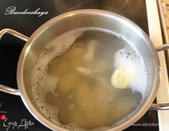 6.	Вскипятить в кастрюле воду, немного посолить. Выложить ленивые вареники и варить минуты 2 после всплытия. Вынуть ленивые вареники шумовкой в тарелку и подавать с растопленным сливочным маслом или сметаной.  ENJOY !