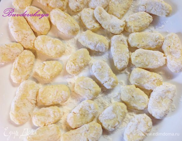 P.S. При желании ленивые вареники можно заморозить. Для этого выложите их сначала на плоскую тарелку, присыпанную мукой и поставьте в морозилку минут на 20-30. Это нужно для того, чтобы они не слиплись. Затем их можно переложить для длительного хранения в контейнер или пакет.