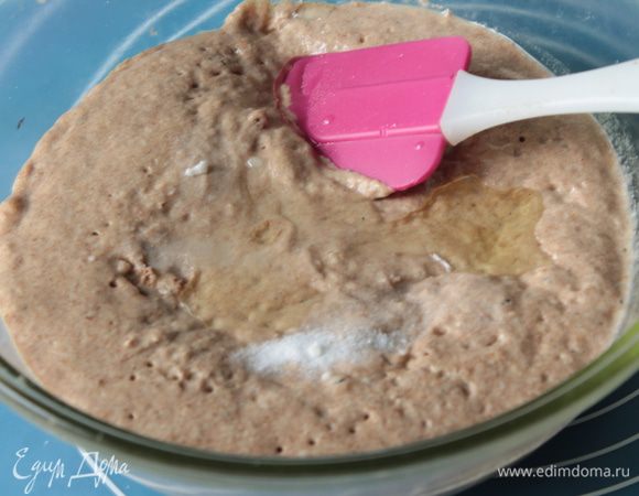 Когда опара поднимется добавляем остальные ингридиенты:  соль, растительное масло