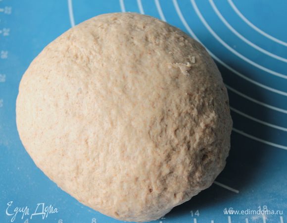 Замешиваем тесто, оно не должно быть крутое, но и не жидкое. 