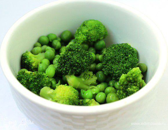 Брокколи и горошек бланшировать 3 минуты, затем обдать ледяной водой.