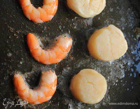 Морепродукты разморозить и слегка обжарить на оливковом масле с двух сторон.