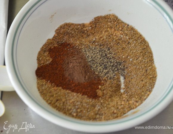 Приготовим сухой маринад смешаем все ингредиенты вместе.