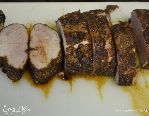 Обвалять филе или котлеты в специях. Положить в жаропрочное блюдо или на противень и поставить в духовку на 200 гр. Готовим филе примерно 45 мин.
Дадим отдохнуть и разрежем на порции.