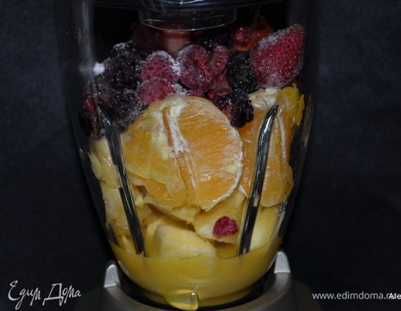 Порежем ананас. Выложим все перечисленные компоненты в блендер.
