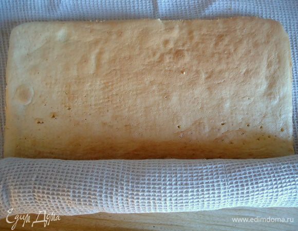 Переложить на другое полотенце, вместе с ним свернуть в рулет. В таком состоянии остудить.