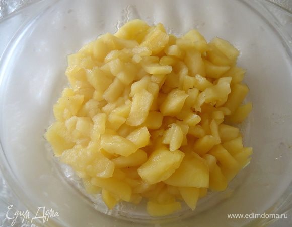 Яблоки очистить от кожуры, удалить сердцевину, нарезать на кусочки.
Сложить в емкость, добавить 150 мл воды и 3 ст.л. сахара, тушить до готовности яблок. Вода должна практически полностью выкипеть.
