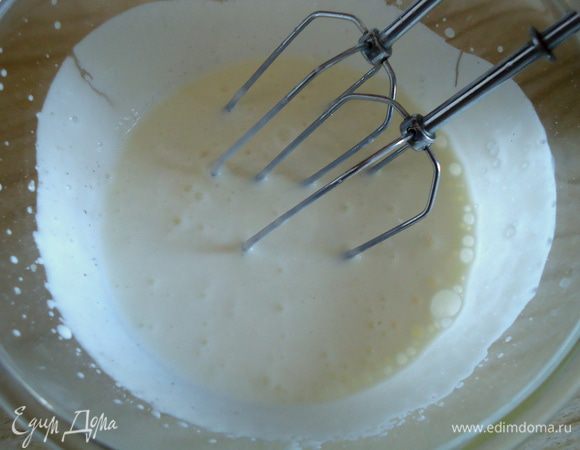 Сметану взбить с 4 ст.л. сахара.
