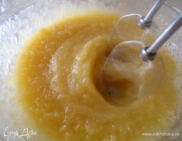 Яблочное пюре взбить миксером, добавив в него желатин. Взбивать до образования пены.