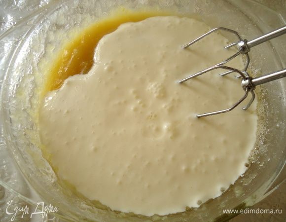 Сметанный крем соединить с яблочным муссом, перемешать.
