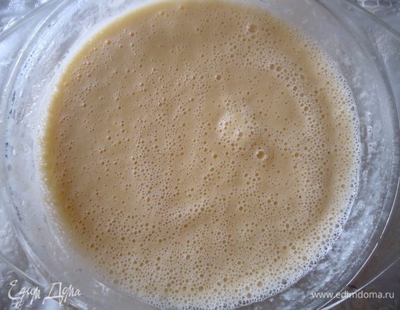 Убрать в холод примерно на 1 час, что бы парфе принял консистенцию густой сметаны.
