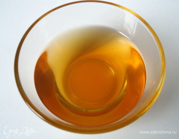 Приготовить сироп для пропитки:
Смешать воду с сахаром, поставить на огонь, сварить сироп. Добавить миндальную настойку в сироп. Остудить.

