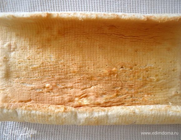 Развернуть бисквит, пропитать сиропом.
