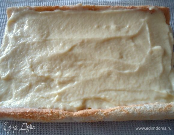 Распределить по поверхности бисквита  яблочное парфе. 