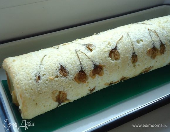 Бисквит  свернуть в рулет. Убрать рулет в холод  до полного застывания парфе.
