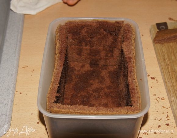  Для мусса: из черники сделать пюре, добавить сахар, перемешать. Маскарпоне перемешать ложкой из черникой. Желатин замочить в маленьком количестве воды (у меня 3 ст.л.), прогреть, чтобы он полностью растворился и добавить к черниково-сырной массе. Размешать. Можно поставить в холодильник на 1 час.
 Дать бисквиту остыть, сухие края обрезать, бисквит разрезать вдоль на 2 коржа, те в свою очередь на боковинки для нашего торта (смотреть индивидуально по своей формочке). Главное чтобы хватило, а обрезки можно съесть с чаем:)
